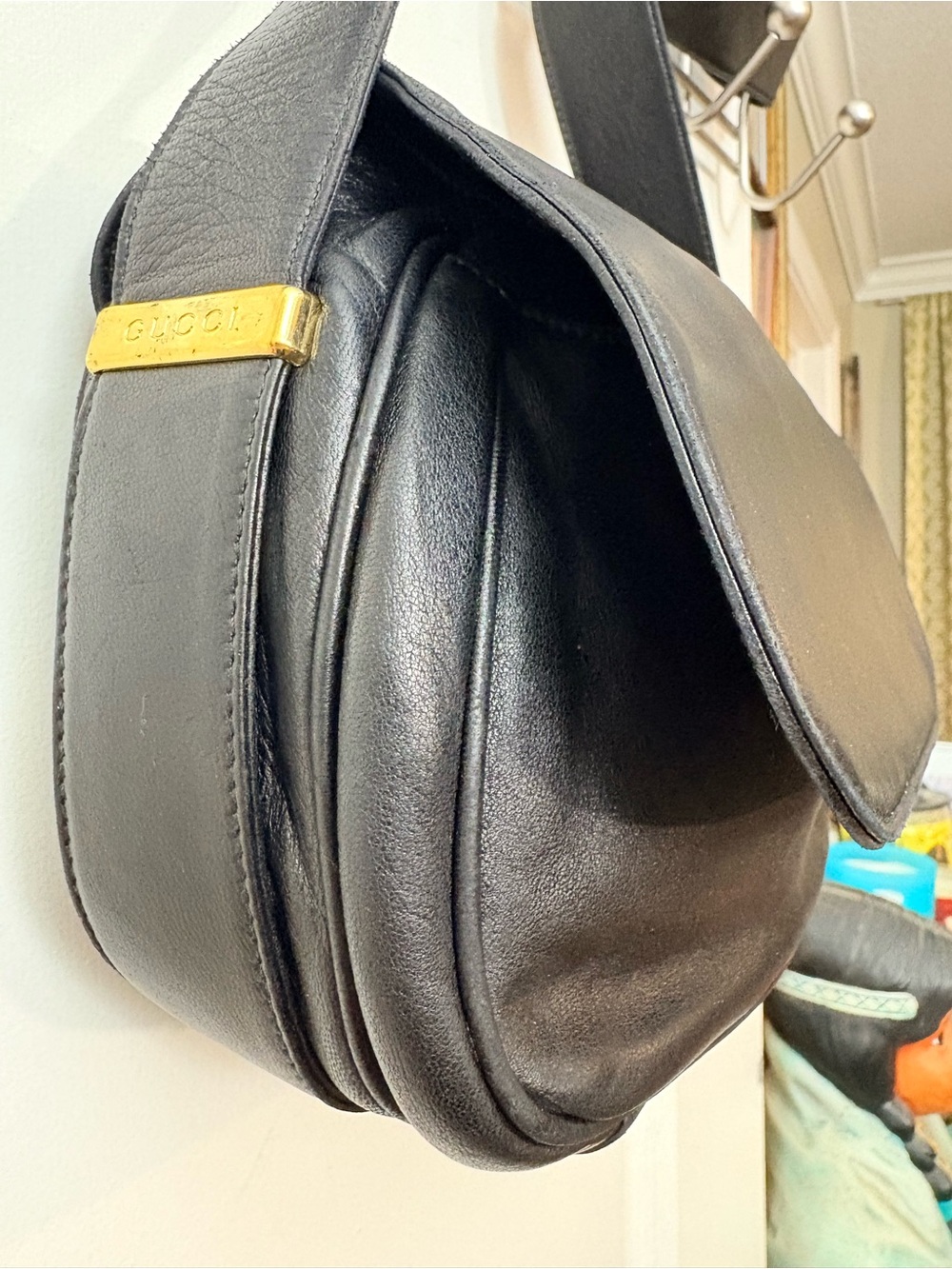 Vintage 1970s Gucci Black Leather Scoop Flap Crossbody Bag 001-113-0195 - Picture 4 of 16